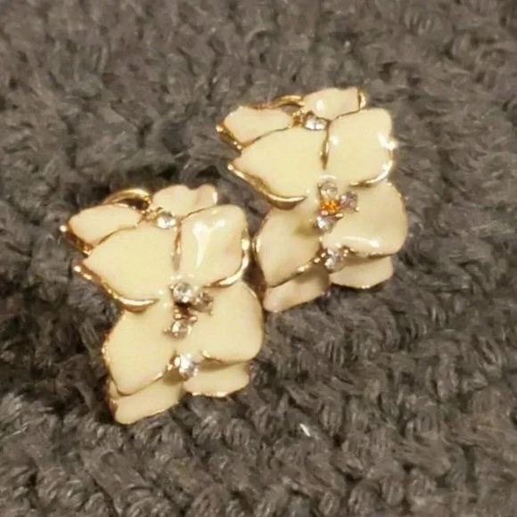 Winter White Glossy Enamel Tropical Flowers Austrian Crystal Gold Tone Earrings - Picture 6 of 8